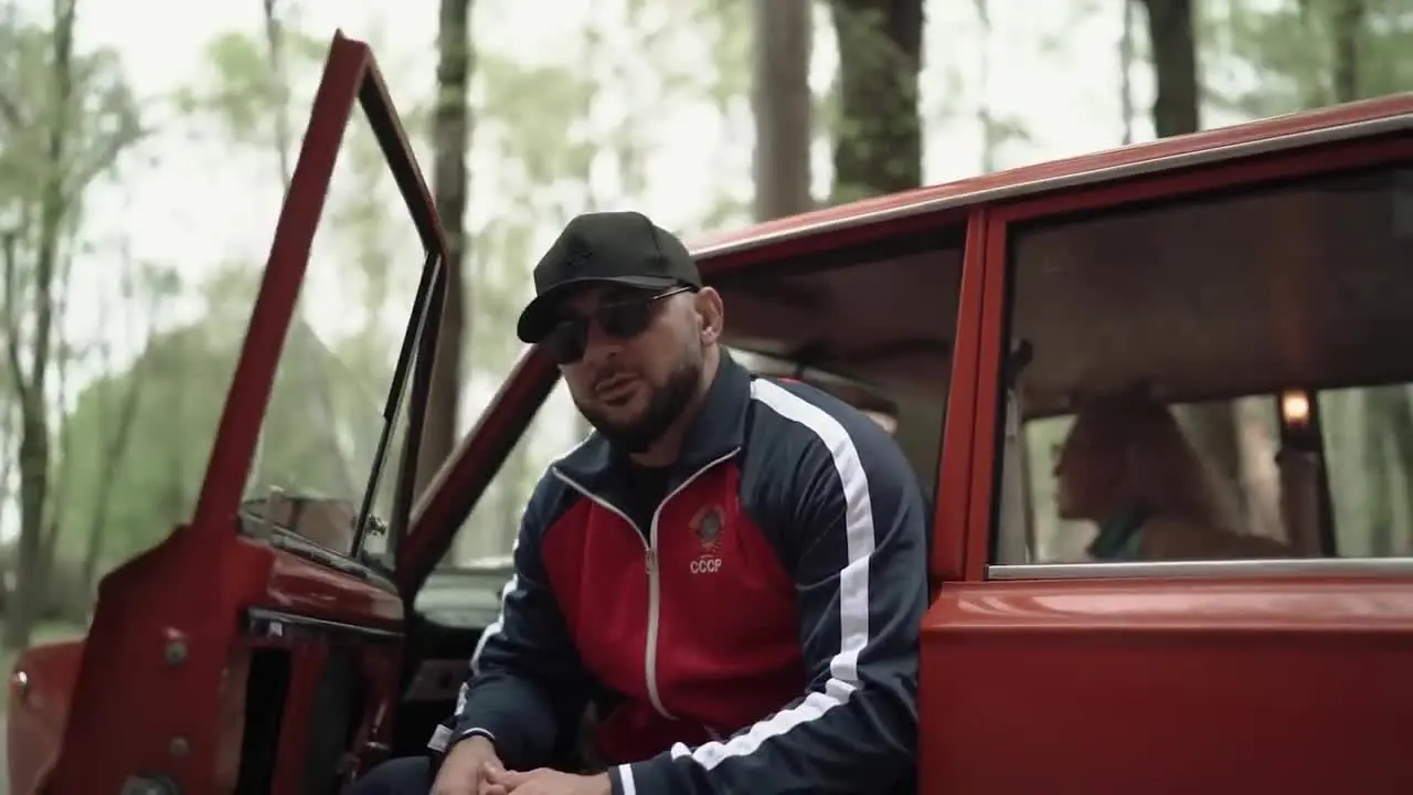 Между нами стена