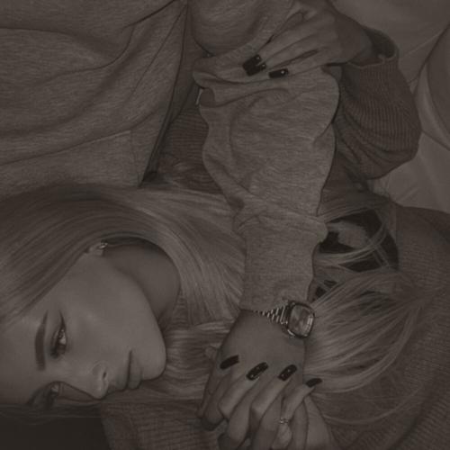 Эсчевский, Лэйна - У подъезда